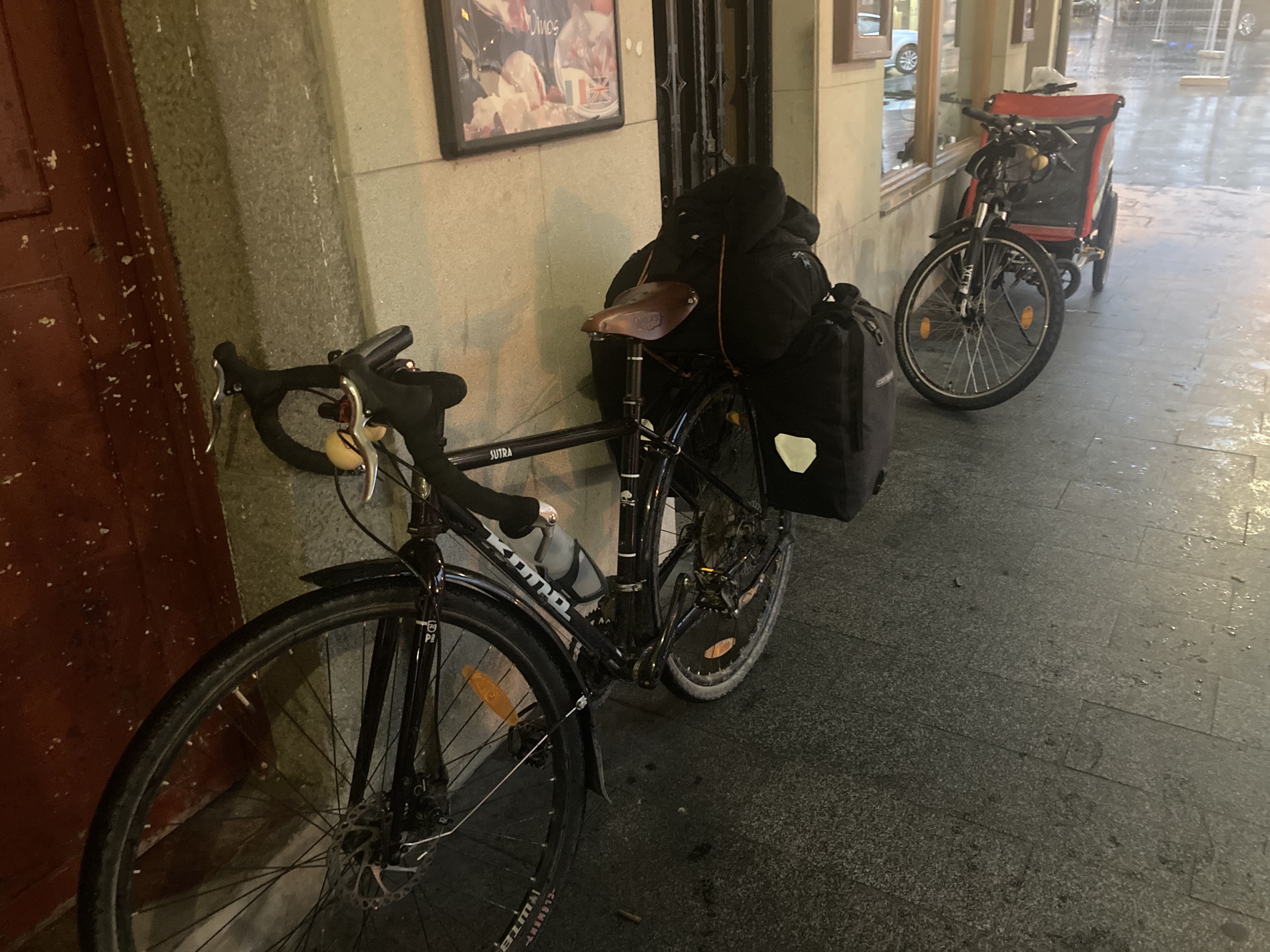 Bicicleta con las tradicionales alforjas